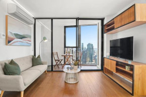 Gorgeous City Views 64th Floor 3BR APT with Pool & Gym